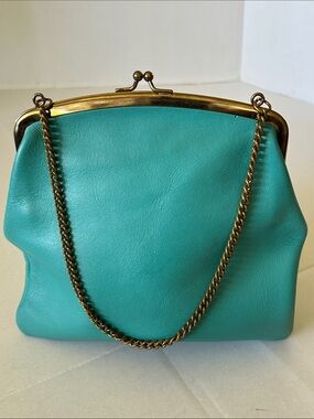 TURQUOISE LEATHER HANDBAG WITH KISS-LOCK GOLD-TONED MEDAL CLASP AND CHAIN STRAP